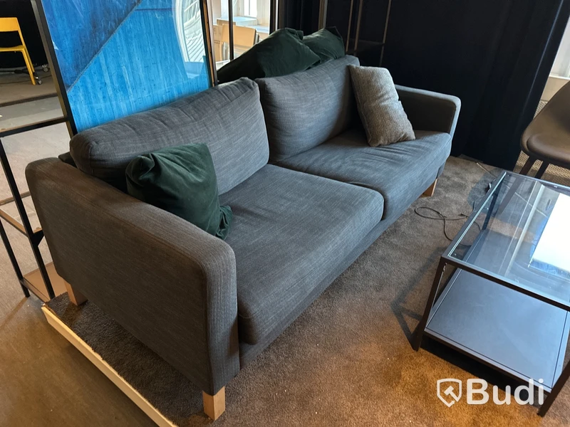 1 soffa, 1 bord och 4 fåtöljer