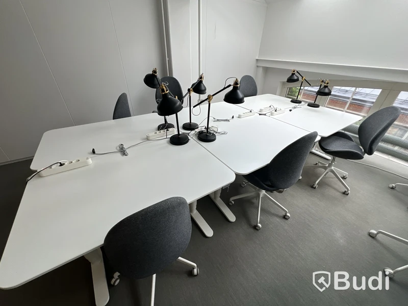 6 st höj-och sänkbara bord bekant ikea, 6 st kontorsstolar och 6 st lampor