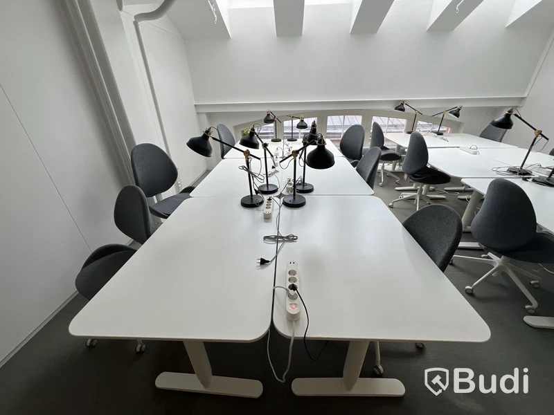 6 st höj-och sänkbara bord bekant ikea, 6 st kontorsstolar och 6 st lampor
