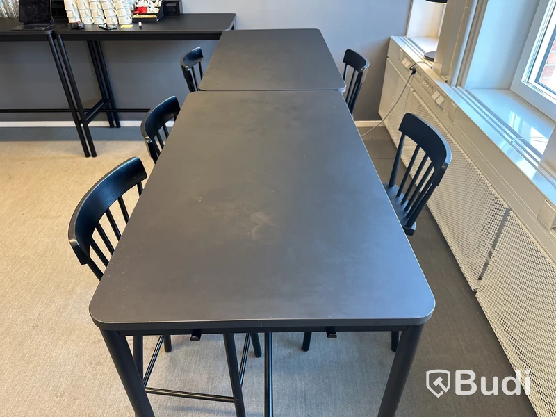 2 st bord och 5 barstolar