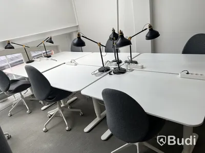 6 st höj-och sänkbara bord bekant ikea, 6 st kontorsstolar och 6 st lampor