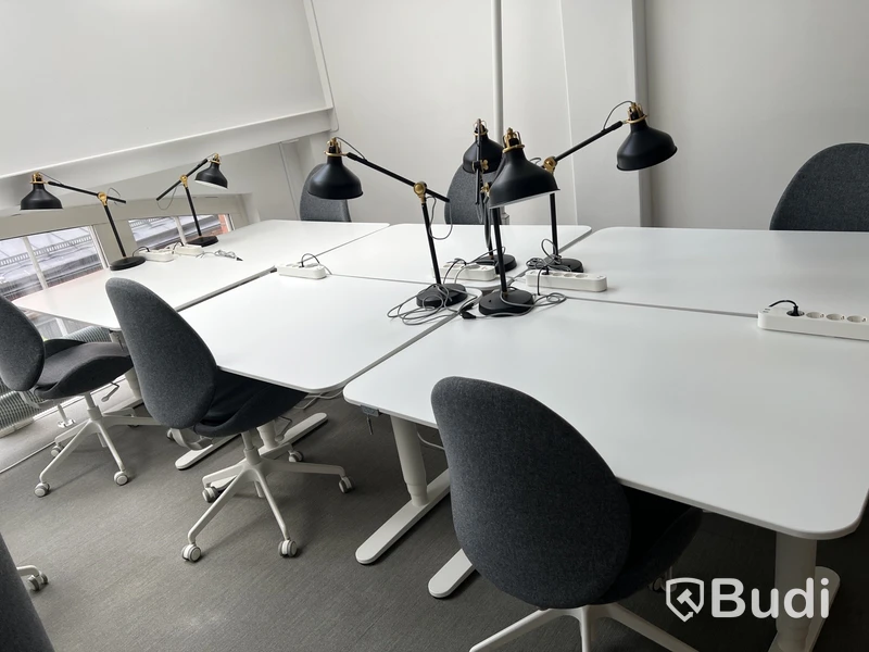 6 st höj-och sänkbara bord bekant ikea, 6 st kontorsstolar och 6 st lampor