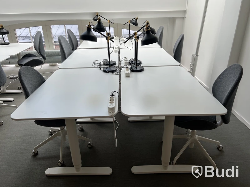 6 st höj-och sänkbara bord bekant ikea, 6 st kontorsstolar och 6 st lampor
