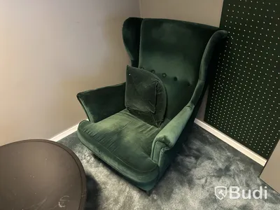 2 fåtöljer, 1 bord, 1 lampa, 1 grön tavla och 9 krokar