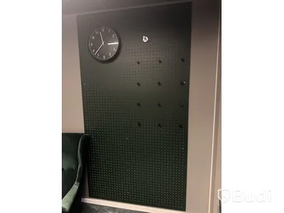 2 fåtöljer, 1 bord, 1 lampa, 1 grön tavla och 9 krokar