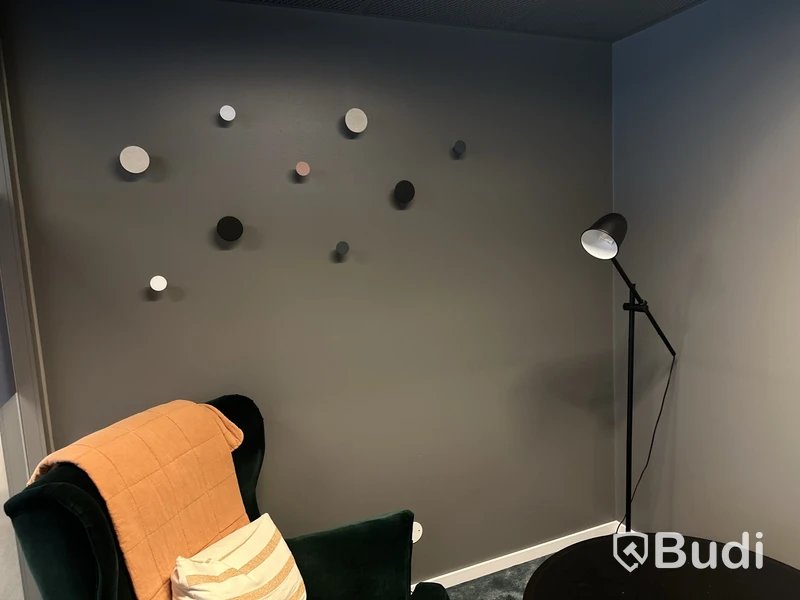 2 fåtöljer, 1 bord, 1 lampa, 1 grön tavla och 9 krokar