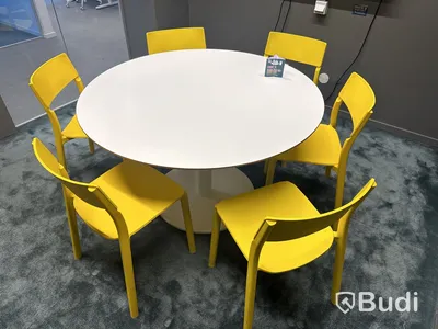 Bord, 6 st stolar, 1 griffeltavla och 1 gul tavla