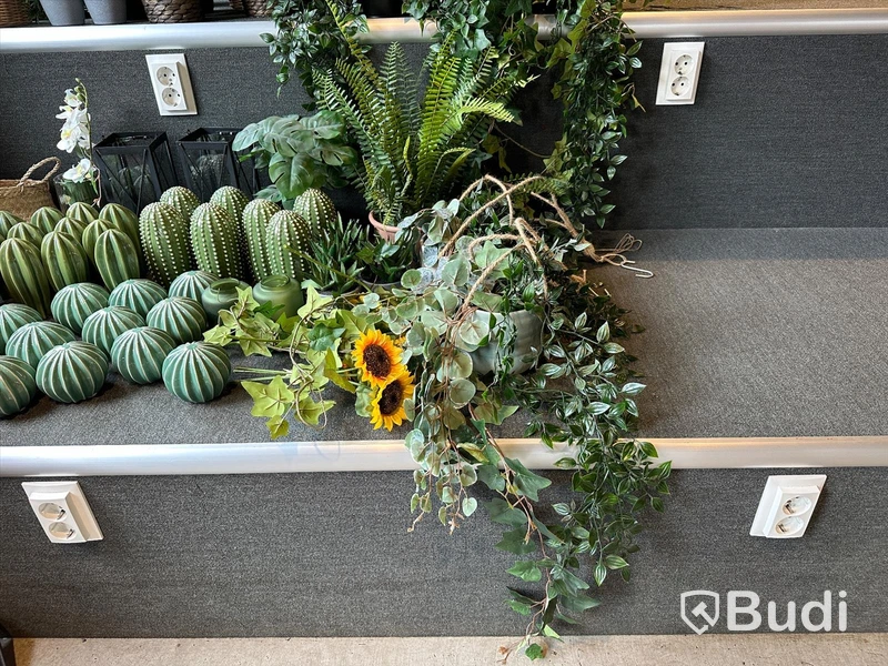 Parti med plastblommor och dekorationer