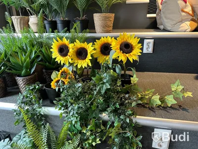 Parti med plastblommor och dekorationer
