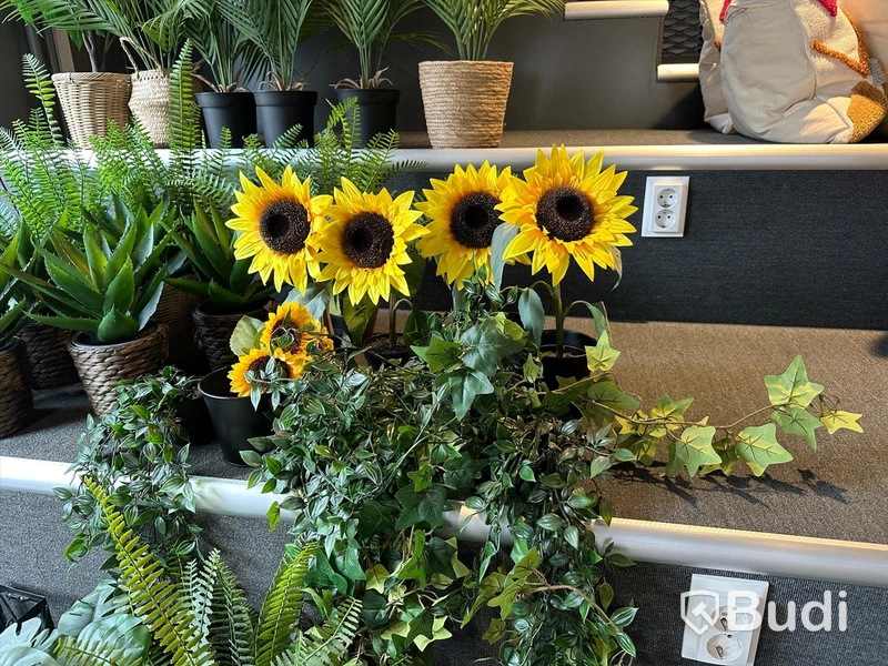 Parti med plastblommor och dekorationer