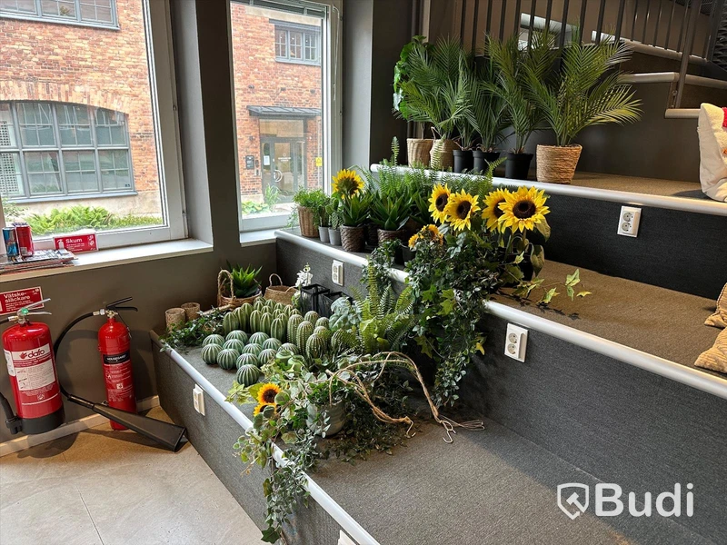 Parti med plastblommor och dekorationer