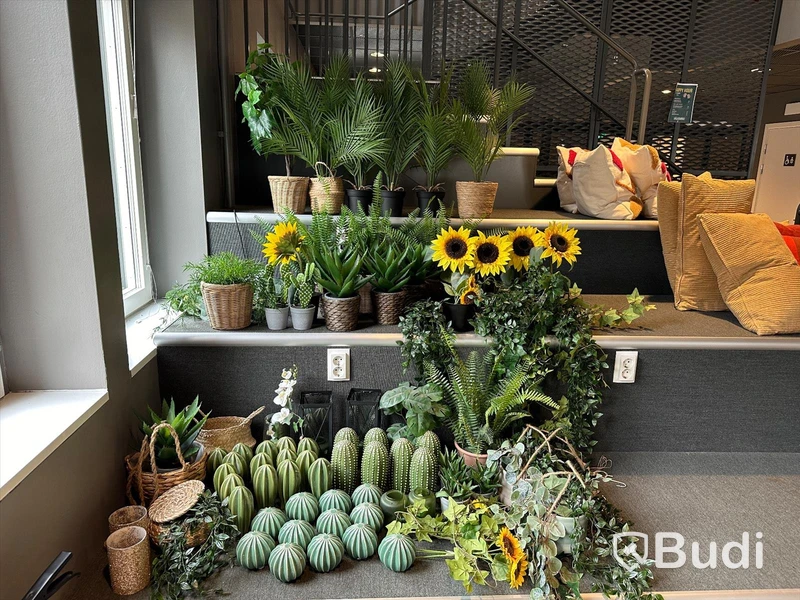 Parti med plastblommor och dekorationer
