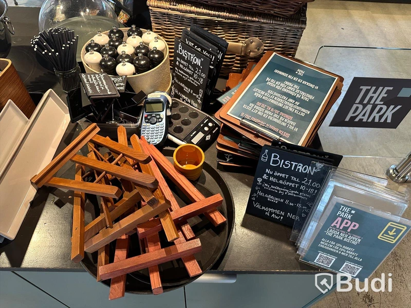 Parti med diverse café- och restaurangsredskap