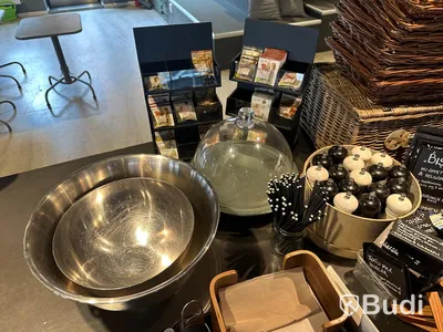 Parti med diverse café- och restaurangsredskap