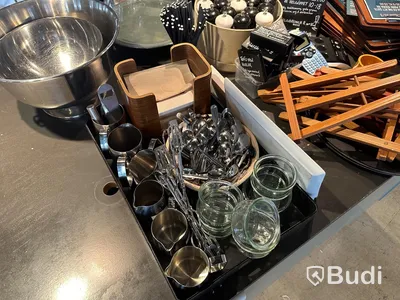 Parti med diverse café- och restaurangsredskap
