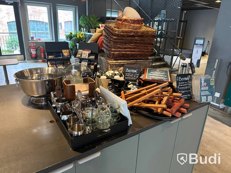 Parti med diverse café- och restaurangsredskap