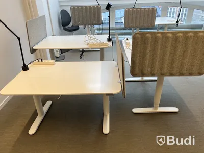 3 st höj- och sänkbara bord bekant ikea, 2 lampor och 3 väggskärmar