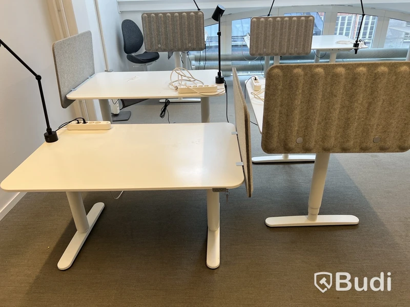 3 st höj- och sänkbara bord bekant ikea, 2 lampor och 3 väggskärmar
