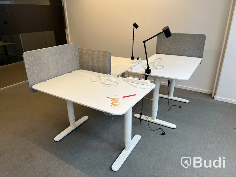 3 st höj- och sänkbara bord bekant ikea, 2 lampor och 3 väggskärmar