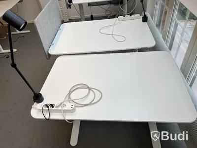 2 st höj- och sänkbara bord bekant ikea, 2 lampor och 1 väggskärm