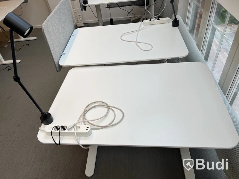 2 st höj- och sänkbara bord bekant ikea, 2 lampor och 1 väggskärm