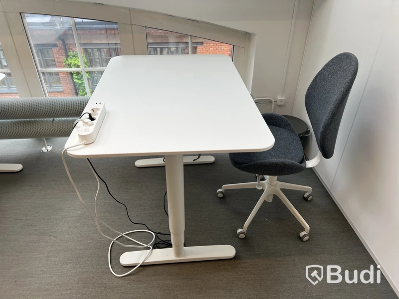 1 st höj- och sänkbara bord bekant ikea och 1st kontorsstol
