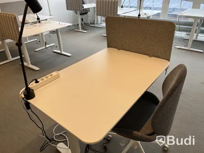 1 st höj- och sänkbart bord, 1 st lampa, 1 st kontorsstol och 1 st väggskärm
