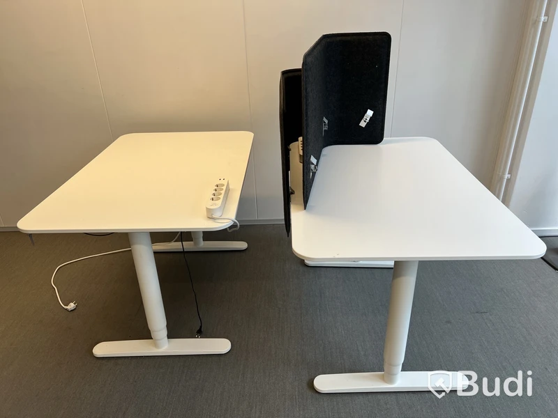 2 st höj- och sänkbara bord bekant ikea och 2 st väggskärmar