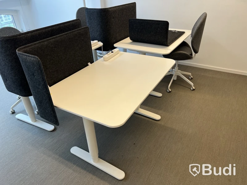 4 st höj-och sänkbara bord, 3 st kontorsstolar och 4 st väggskärmar