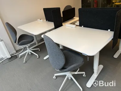 4 st höj-och sänkbara bord, 3 st kontorsstolar och 4 st väggskärmar