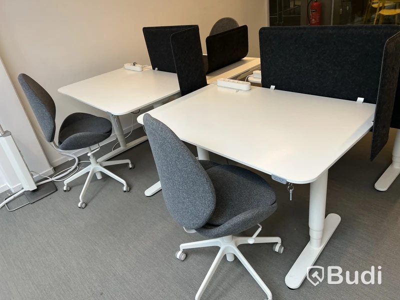 4 st höj-och sänkbara bord, 3 st kontorsstolar och 4 st väggskärmar