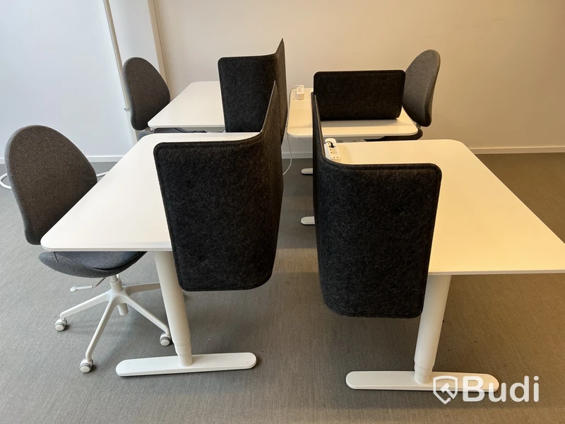 4 st höj-och sänkbara bord, 3 st kontorsstolar och 4 st väggskärmar