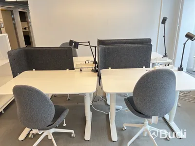 4 st höj-och sänkbara bord, 4 st kontorsstolar, 3 st väggskärmar och 4 st lampor