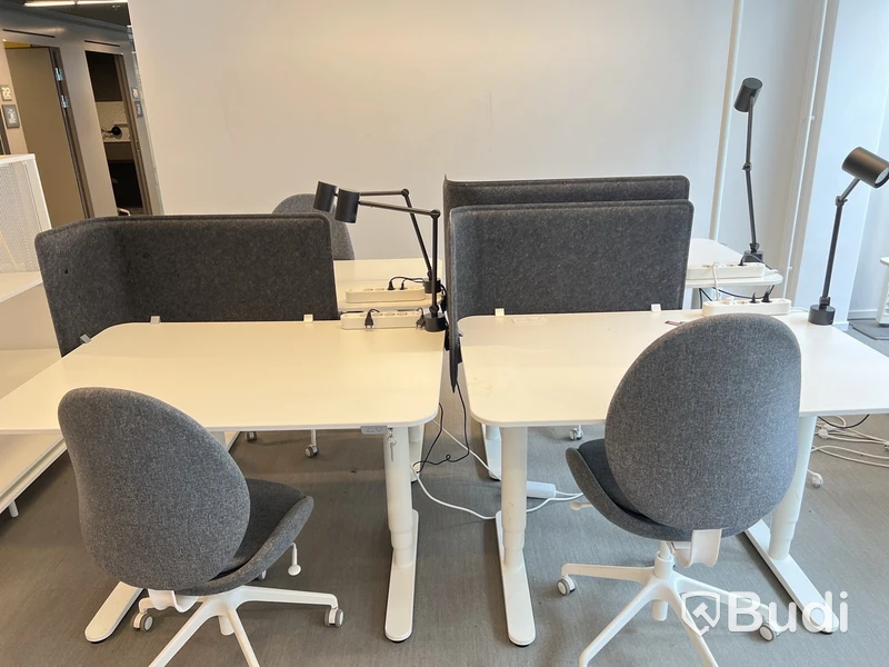 4 st höj-och sänkbara bord, 4 st kontorsstolar, 3 st väggskärmar och 4 st lampor