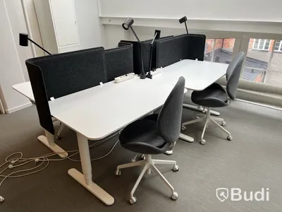4 st höj-och sänkbara bord, 4 st kontorsstolar, 4 väggskärmar och 4 st lampor