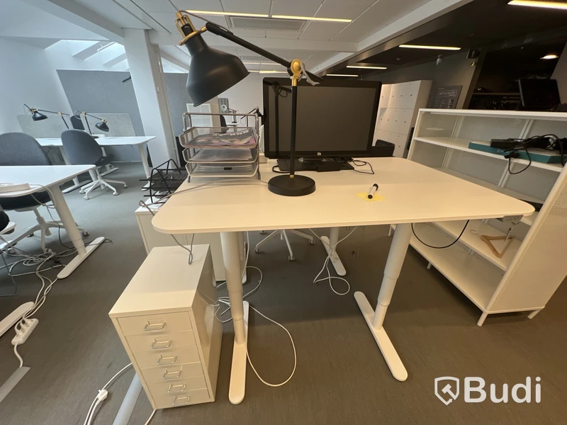 2 st höj- och sänkbara bord bekant ikea, 1 st kontorsstolar, 2 lampor, 3 hurtsar och 1 st väggskärmar