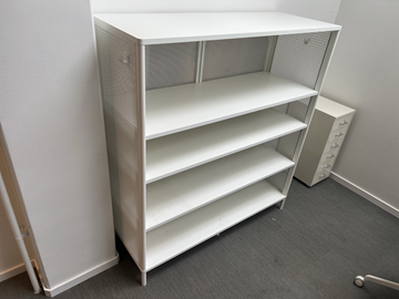 1 st Hylla bekant ikea och 1 st hurts 