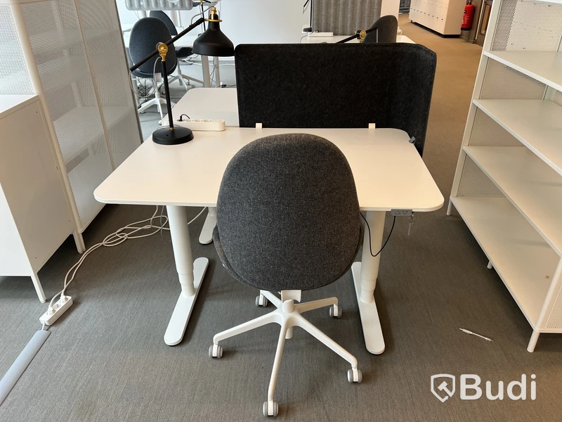 2 st höj- och sänkbara bord bekant ikea, 1 st kontorsstola, 2 lampor och 1 st väggskärm