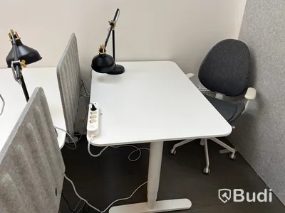 3 st höj-och sänkbara bord, 3 st kontorsstolar, 2 st väggskärmar och 3 st lampor
