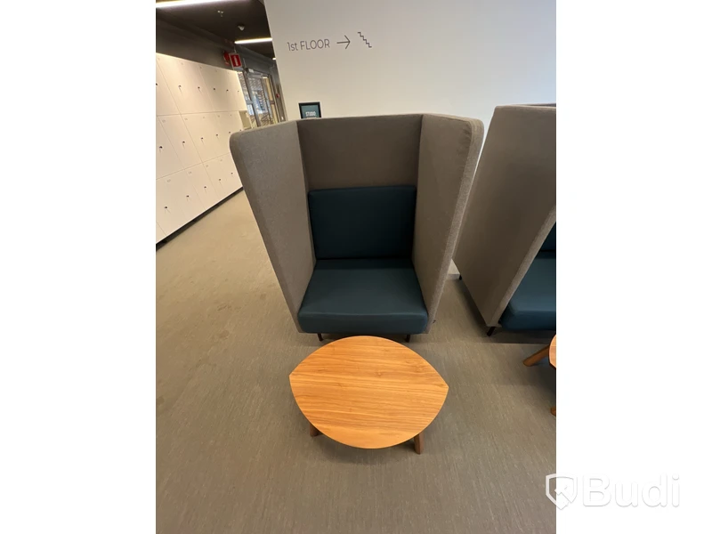 2 st fåtöljer och 2 st småbord