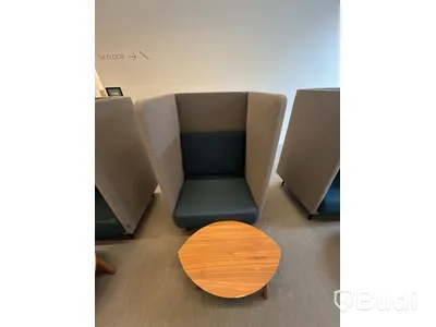 2 st fåtöljer och 2 st småbord