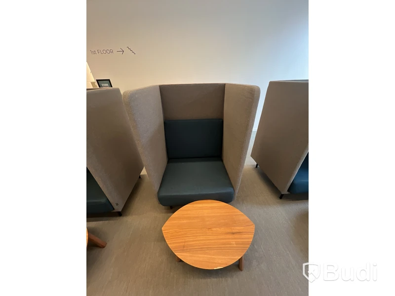 2 st fåtöljer och 2 st småbord