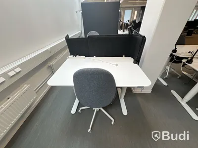 2 st höj- och sänkbara bord bekant ikea, 2 st kontorsstolar, 2 lampor och 2 väggskärmar