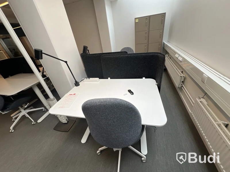 2 st höj- och sänkbara bord bekant ikea, 2 st kontorsstolar, 2 lampor och 2 väggskärmar