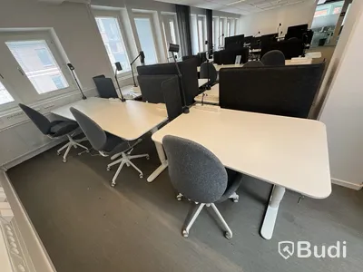 6 st höj- och sänkbara bord, 6 st kontorsstolar, 6 st lampor och 4 st väggskärmar