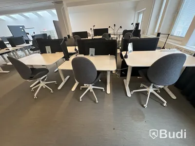 6 st höj- och sänkbara bord, 6 st kontorsstolar, 6 st lampor och 6 st väggskärmar