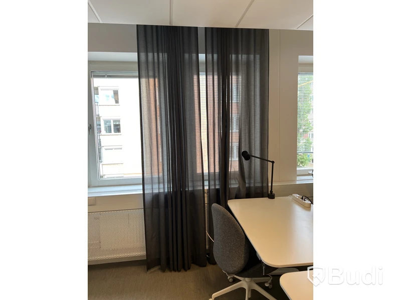 6 st höj- och sänkbara bord, 6 st kontorsstolar, 6 st lampor, 6 st väggskärmar och 2 st gardiner