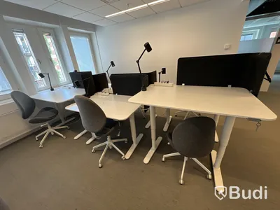 6 st höj- och sänkbara bord, 6 st kontorsstolar, 6 st lampor och 6 st väggskärmar
