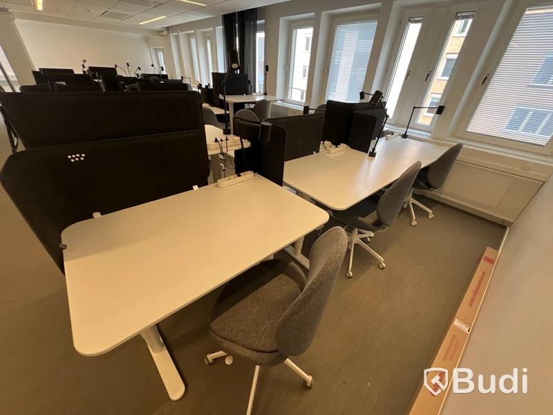 6 st höj- och sänkbara bord, 6 st kontorsstolar, 6 st lampor och 6 st väggskärmar