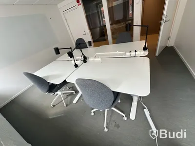 4 st höj-och sänkbara bord, 4 st kontorsstolar, och 4 st lampor